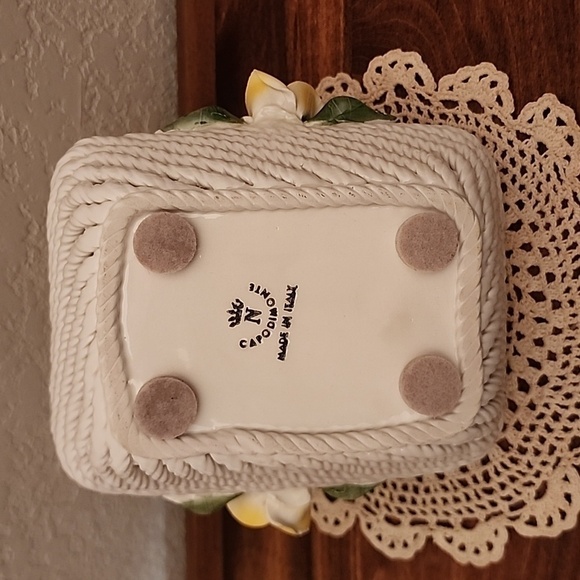 VINTAGE CAPODIMONTE BASKET WOVEN PORCELAIN w/ YELLOW FLOWERS Made in ITALY - Picture 9 of 13